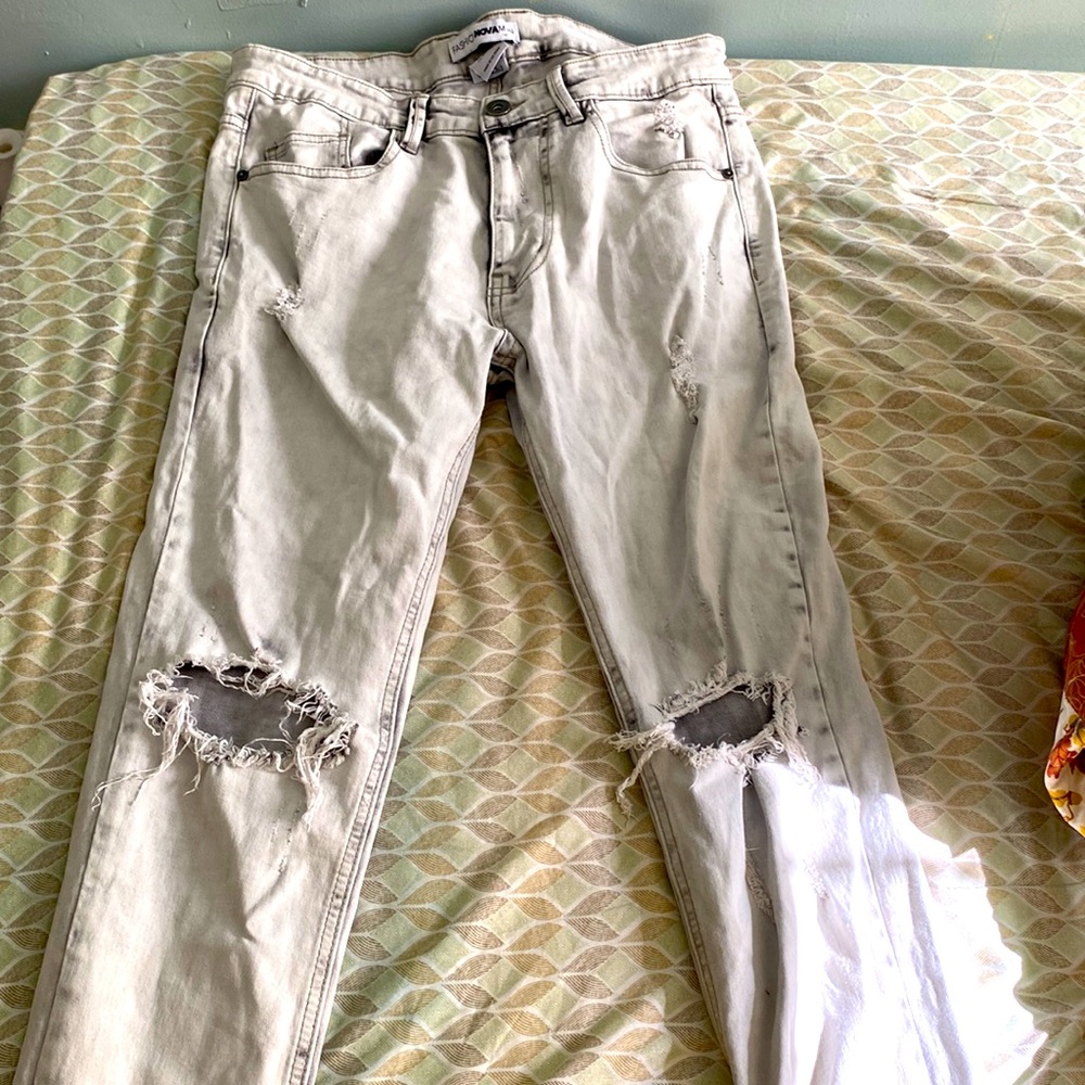 Men’s white ripped denim jeans